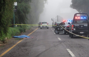 Intenta cruzar y muere atropellado en la Toluca-Tenango