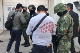 Autoridades indicaron que no hubo armas, y las personas ahí resguardadas, no fueron responsables de la agresión contra el policía.