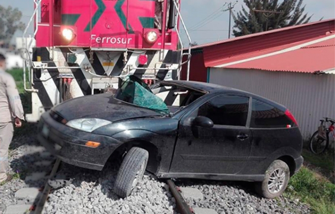 El tren se lleva un auto que quiso ganarle el paso, en #Ecatepec