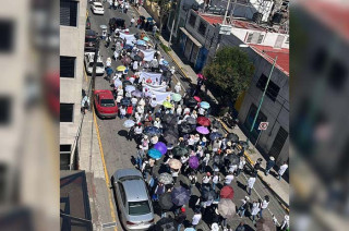 Más de 700 trabajadores de la salud se manifiestan frente a la Secretaría de Salud estatal; denuncian incertidumbre laboral y falta de claridad en el nuevo esquema.