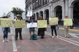 Abogados se manifiestan frente a Palacio de Gobierno en Toluca y bloquean la calle Lerdo para exigir capacitación gratuita y apoyos para el ejercicio profesional.