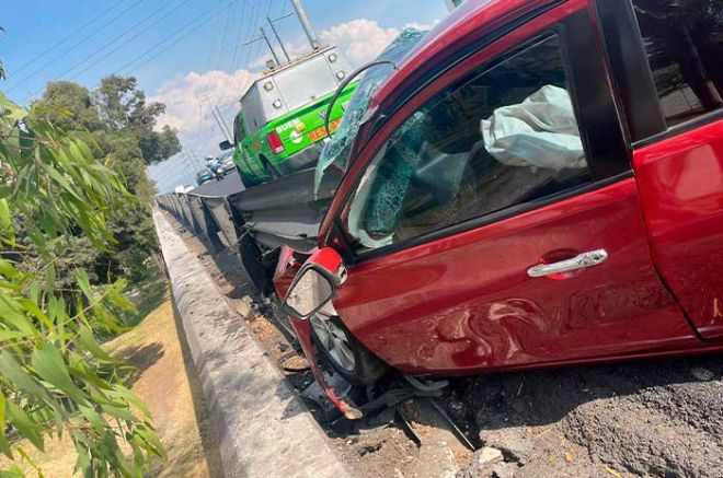 El conductor fue atendido por paramédicos del Servicio de Urgencias del Estado de México