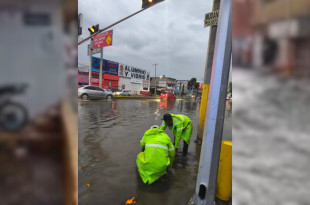 Brigadas destapan coladeras tras lluvias en Ecatepec