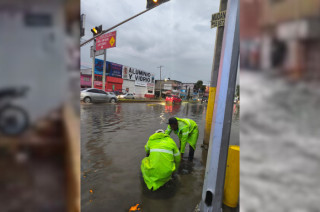 Brigadas destapan coladeras tras lluvias en Ecatepec