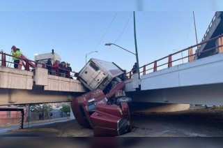 El accidente se registró en cuando el vehículo pesado circulaba por la avenida Jesús Reyes Heroles, a la altura de la colonia La Joya Ixtacala.