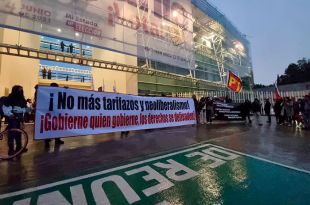 Manifestantes bloquean por minutos Paseo Tollocan, previo al debate