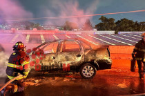 Bomberos de Toluca controlan incendio vehicular en Paseo Tollocan