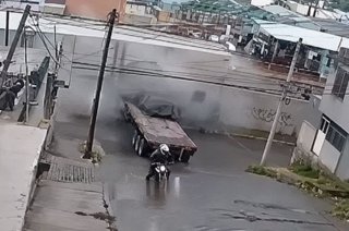 Un tráiler cargado con rollos de lámina de acero derribó parte de la estructura de una fábrica en la colonia San Francisco Chilpan, en Tultitlán.