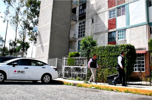 Un familiar debe presentar solicitud escrita, certificado médico, acta de nacimiento, identificación y comprobante de domicilio. 