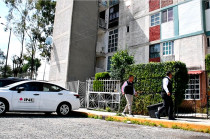 Un familiar debe presentar solicitud escrita, certificado médico, acta de nacimiento, identificación y comprobante de domicilio. 