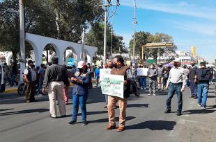 El grupo portó cartulinas y lanzó consignas contra el personal de Movilidad del gobierno municipal
