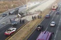 Los paramédicos atendieron a una mujer que viajaba en el tráiler como copiloto.