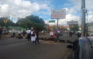#LosReyesLaPaz: Con llantas y escombro bloquean la México-Texcoco