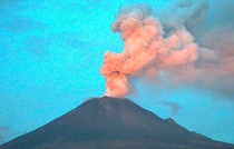 #Video: Espectacular #Popocatépetl tras expulsar fragmentos incandescentes en la madrugada