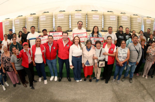 Cristina Ruiz y Elías Rescala entregan tinacos a familias de Naucalpan