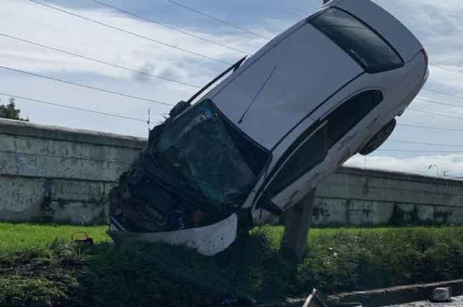 La policía se apoyó de una grúa para retirar el vehículo.