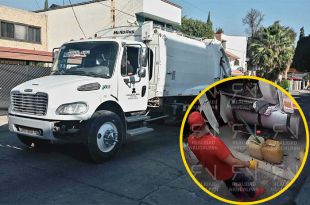 Uno de los trabajadores municipales coloca una manguera en el tanque de diésel a través de la cual llena tres bidones