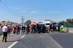 Los vecinos de la colonia Potrero del Rey se apostaron sobre la vía en dirección a las Américas