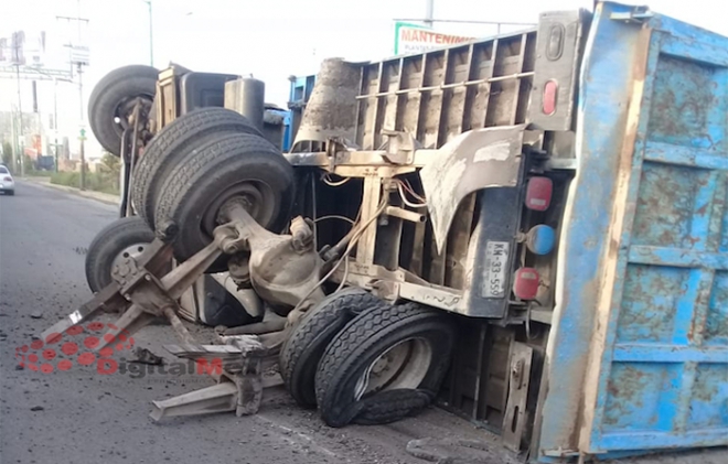 Torton vuelca y pierde eje en la Toluca-Tenango