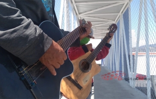 #Toluca; Abraham pasará el Día del Niño tocando en un puente