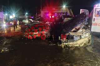 Vehículos dañados tras el accidente en Toluca-Zitácuaro