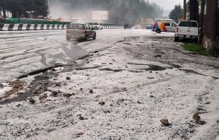 #Sorprendente: Granizada &quot;pinta de blanco&quot; la México-Toluca