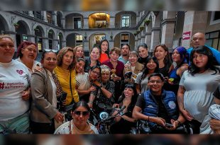Integrantes de asociaciones protectoras de animales acudieron a Toluca para reconocer a la gobernadora Delfina Gómez por la aprobación de la Ley de Bienestar Animal.