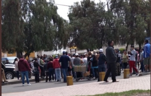 Colonos de #Zumpango bloquean carretera por falta de luz