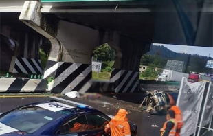 Tráiler se lleva a un auto y choca contra poste de alta tensión en la México-Toluca