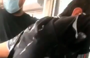 #Video: De rodillas sujeto suplica perdón por tocar las piernas a una mujer en el Mexibús