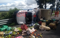 #Ocoyoacac: vuelca camioneta con verdura; dos resultan lesionados