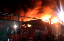 Incendio consume fábrica de muebles en la Rústica Xalostoc