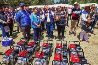 La mandataria mexiquense entregó más de 3.5 millones de pesos en apoyos y equipamiento a los ganadores del “Primer Concurso de Maíz Nativo y Amaranto”.