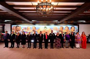 La conferencia comenzó a las 16:00 horas y también se presentó la imagen institucional de su nuevo gobierno.