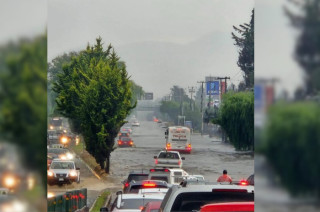 Vialidad inundada en Toluca tras lluvias