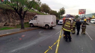 Conductor choca contra un árbol y muere decapitado en Tlalnepantla
