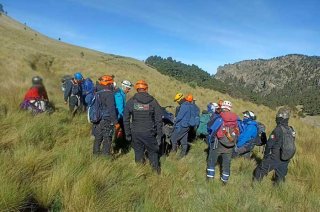 La mujer de 29 años sufrió una probable luxación en el tobillo derecho durante una caminata de práctica y tuvo que ser auxiliada para descender.
