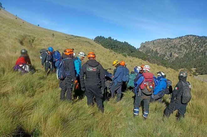 La mujer de 29 años sufrió una probable luxación en el tobillo derecho durante una caminata de práctica y tuvo que ser auxiliada para descender.