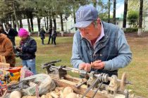 Hombre realiza prácticas en taller como parte de su capacitación en un oficio en Toluca.