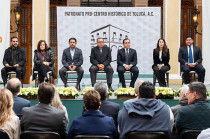 Ricardo Moreno, alcalde de Toluca, junto con la nueva directiva del Patronato Pro Centro Histórico.
