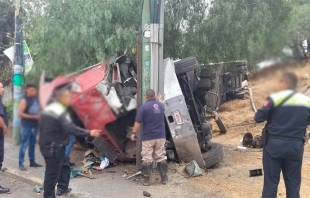 Tráiler cae de puente vehicular en Cuautitlán Izcalli