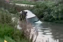 #Video: Hombre se lanza tras caer con su camioneta en arroyo de #Zumpango