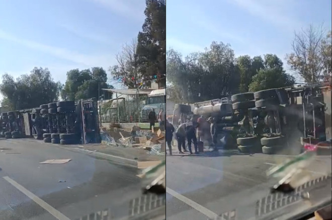 Tráiler con doble remolque volcado sobre la carretera Texcoco–Lechería