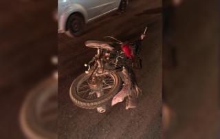 El occiso viajaba a bordo de una motocicleta color rojo, la cual quedó recostada sobre el pavimento.