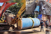 Trabajadores de la CAEM realizan excavaciones y colocación de silleta metálica en la línea del Macrocircuito del Sistema Cutzamala.