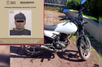 Víctor “N” fue sorprendido por la policía cuando circulaba sin casco y en exceso de velocidad; portaba un arma de fabricación artesanal y 33 dosis de aparente cristal.