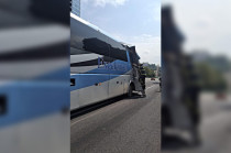 Un autobús de pasajeros de la línea Excelencia y un tráiler colisionaron por causas aún no esclarecidas.