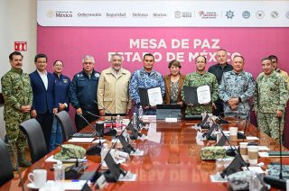 Delfina Gómez Álvarez encabeza la Mesa de Paz número 79 en Toluca, donde reconoció la labor de mandos militares en materia de seguridad.