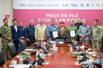 Delfina Gómez Álvarez encabeza la Mesa de Paz número 79 en Toluca, donde reconoció la labor de mandos militares en materia de seguridad.
