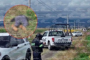La víctima fue localizada boca abajo y con una mancha de sangre debajo del cuerpo, en un camino ubicado entre San Bartolito Tlaltelolco y Santa Cruz Atizapán.